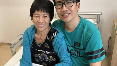 Chàng trai xin "bán thân" để chữa trị ung thư cho mẹ: "Tôi chẳng còn gì khác ngoài mẹ"