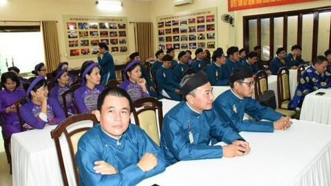 Nhiều ý kiến trái chiều về việc nam công chức mặc áo dài đến công sở