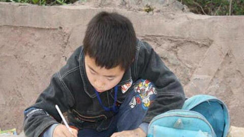 Bài văn tả mẹ của cậu bé cấp 1 đề cập đến toàn "hàng hiệu" nhưng đọc xong ai cũng rơm rớm nước mắt: Mẹ tốt nhất trên đời!