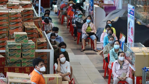 Vì sao người dân TPHCM phải chờ hàng tiếng khi mua hàng theo phiếu?