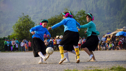 Phụ nữ Sán Chỉ với trái bóng tròn