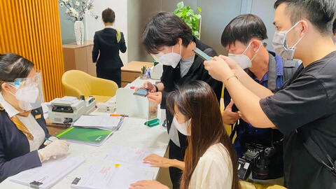 Thủy Tiên - Công Vinh nhận 18.000 trang sao kê và tuyên bố khởi kiện