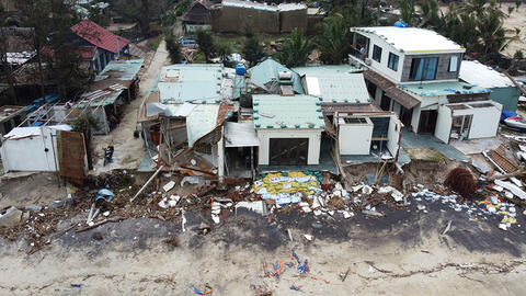 Nhà hàng ven biển Hội An bị cuốn trôi sau nhiều đợt mưa bão