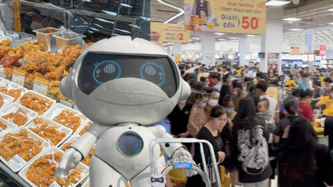 Dù đã mở đến siêu thị thứ 3 nhưng Emart vẫn chứng tỏ được sức hút, khách ghé thăm như trẩy hội trong ngày đầu tiên