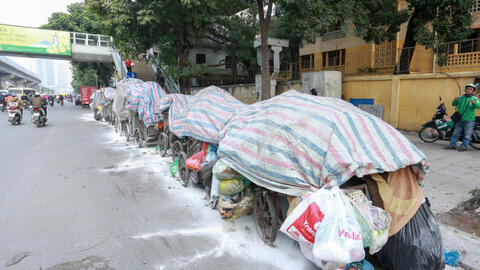 Bãi rác ở Tây Mỗ bị chặn, 9.000 tấn rác ùn ứ khắp Hà Nội