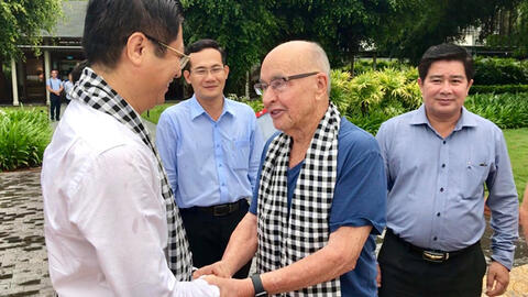 Ông chủ đội bóng Tottenham, tỷ phú Joe Lewis bất ngờ trở lại Cần Thơ