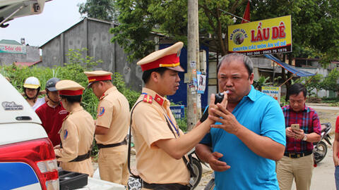 CSGT ra quân xử lý lái xe vi phạm nồng độ cồn, kể cả biển xanh hay xe công vụ