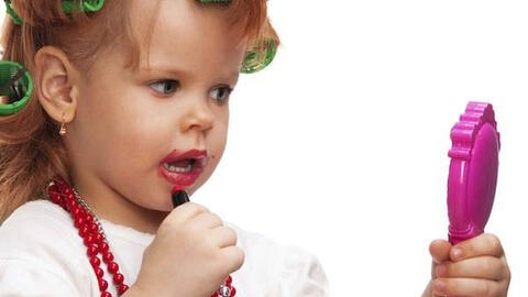 Son môi cho bé, không an toàn như mẹ nghĩ!