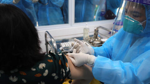 Hàng loạt nước dừng tiêm vắc-xin AstraZeneca, Viện Vệ sinh dịch tễ Trung ương nói gì?