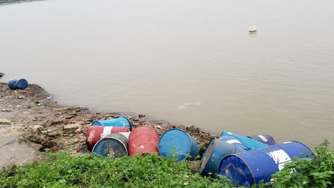 Hà Nội: Phát hiện hàng chục thùng phuy nghi chứa chất chất độc hại đổ xuống sông Hồng