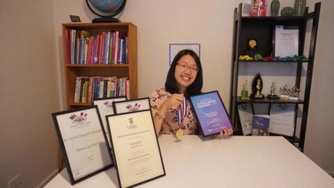 Lén nhìn qua cửa sổ lớp, mẹ phát hiện ra điểm yếu của con, giúp con từ học yếu trở thành thủ khoa