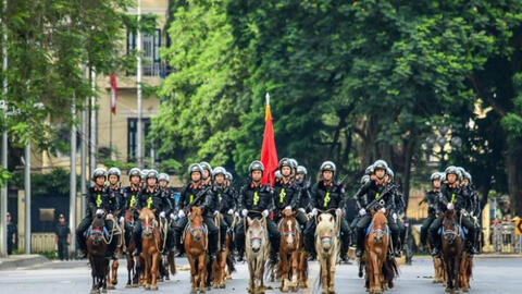 Kỵ binh Cảnh sát cơ động diễu hành trên đường Độc Lập