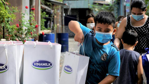 San sẻ khó khăn mùa dịch, Vinamilk tặng 45.000 phần quà cho người dân gặp khó khăn tại TP.HCM, Bình Dương, Đồng Nai