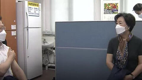 Tổng thống Hàn Quốc tiêm vaccine COVID-19 để chuẩn bị cho chuyến công du đến Anh