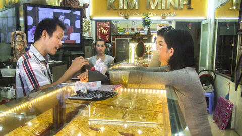 Vàng SJC bất ngờ giảm mạnh 350.000 đồng/lượng