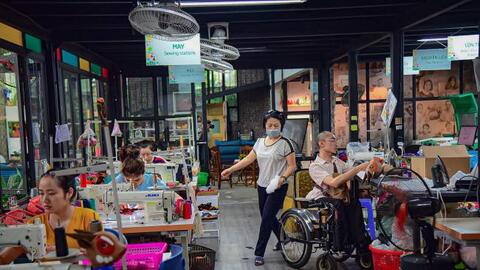 Điều đặc biệt bên trong xưởng sản xuất thú nhồi bông sao la - linh vật SEA Games 31