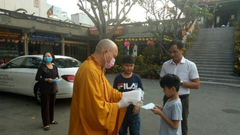 Giáo hội Phật giáo Việt Nam yêu cầu tất cả người lễ chùa phải đeo khẩu trang