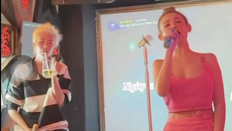 Huyền Baby hát karaoke khoe giọng hát thật, Hà Kino song ca bên cạnh như 'tắt điện'
