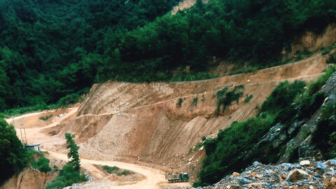 Hà Trung (Thanh Hoá):  Ngụy trang "bóc phong hóa" xẻ đồi, bạt núi khai thác đất vượt thẩm quyền?