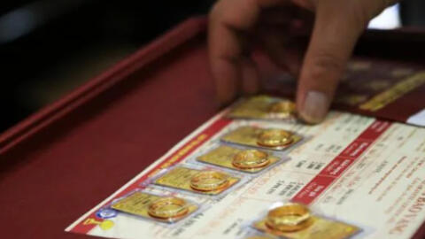 Người dân Thủ đô ùn ùn mua vàng lấy may ngày vía Thần Tài