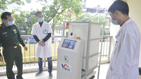 Việt Nam chế tạo thành công robot làm việc trong khu cách ly