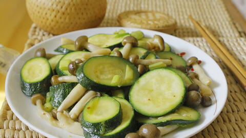 Món ngon mỗi ngày: Cách làm món bí ngòi xào nấm tươi đơn giản mà ngon