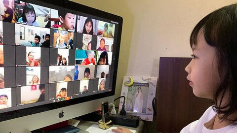 Nhiều tỉnh thành cho học sinh quay lại học trực tuyến vì dịch COVID-19 bùng mạnh tại trường học