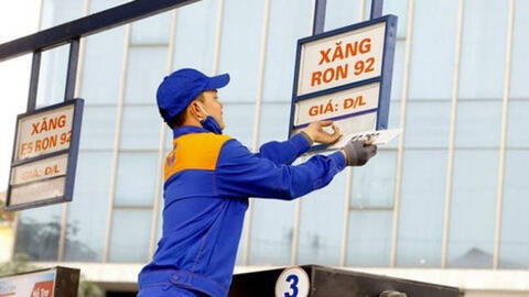 Giá xăng tăng gần 700 đồng/lít