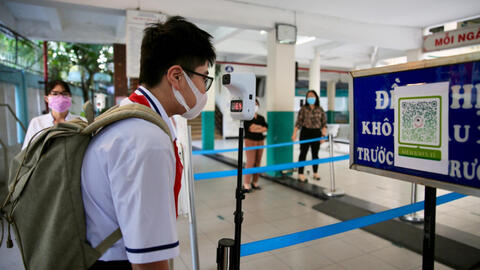 TPHCM: Học sinh lớp 9 và lớp 12 đến trường chuẩn bị học trực tiếp