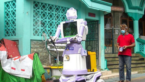 'Biến' thùng rác, nồi cơm điện cũ thành robot hỗ trợ chống dịch