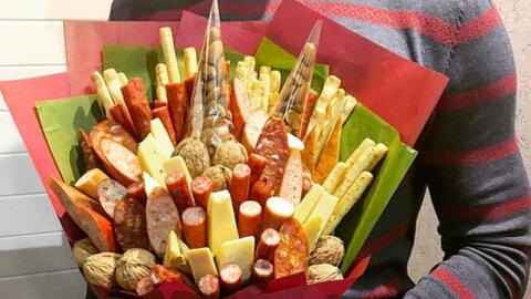 Giỏ quà bằng đồ ăn, quà tặng độc cho ngày lễ Tình nhân 14/2