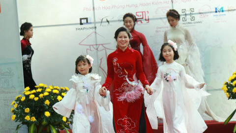 Áo dài Hương Giang nổi bật trong “Sắc Thu Hà Nội”