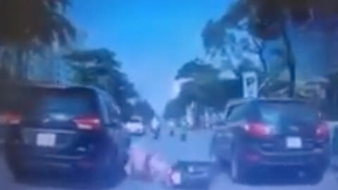 Con suýt mất mạng dưới bánh ôtô vì mẹ mải mê nhìn bình sữa bị rơi