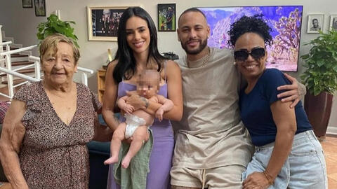 Tuyên bố chia tay Neymar, nữ người mẫu vẫn tươi cười xuất hiện cạnh gia đình bạn trai cũ