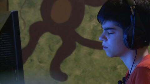 Gần như mất cả thị lực, game thủ Liên minh không từ bỏ, làm quen luôn với việc chơi game trong "bóng tối"