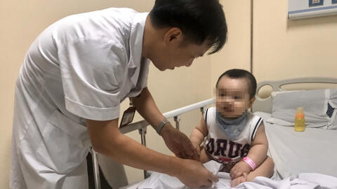 Nhiều trẻ ở Hà Nội nhập viện vì xuất hiện triệu chứng của bệnh tay chân miệng