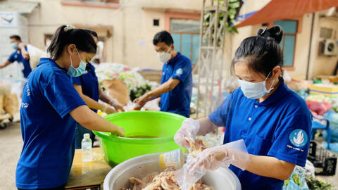 Dìu nhau qua mùa thương đau