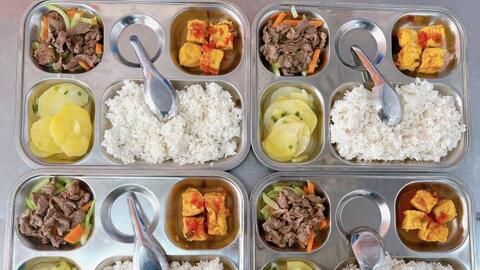 Ngỡ ngàng với suất cơm của 1 trường làng ở Hà Nội: Chỉ 20 nghìn đồng nhưng cực đầy đặn, ngày nào học sinh cũng no căng bụng