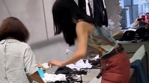 Đòi tăng giá thuê mặt bằng lên gấp đôi nhưng không thành, nữ chủ nhà đập phá cửa hàng quần áo của cô gái thành "đống đổ nát"