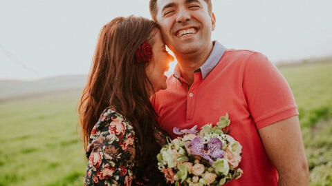 Tại sao hài hước được xem là chìa khóa giữ lửa cho mối quan hệ?