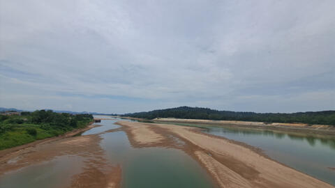 Nước sông Đà cạn, người dân đi bộ được dưới đáy