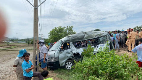 Tàu lửa đâm trực diện ô tô 16 chỗ, 3 người tử vong tại chỗ