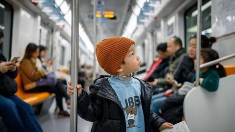 Đứa trẻ không nhường chỗ bị mắng "không có giáo dục", mẹ bé đáp trả khiến mọi người xung quanh bật cười