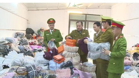 Bắt giữ 7 tấn hàng fake Chanel, Hermes, Nike ...của hot girl bán hàng