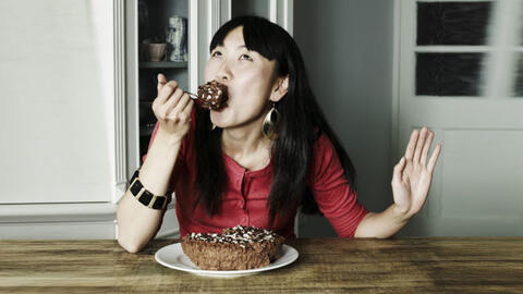 Ăn quá nhiều đường có thể gây hại cho làn da thế nào?