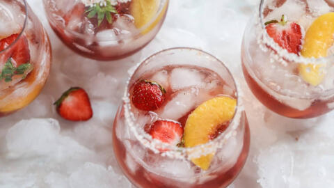 Cocktail Tequila Rose Spritz cho ngày 8/3 thêm ngọt ngào