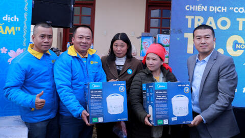 Tình người ấm áp trong buổi lễ Điện Máy Xanh trao 10.000 nồi cơm điện cho người nghèo dịp Tết