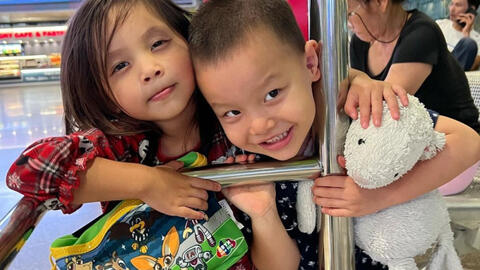 Một vật "bất ly thân" Lisa - Leon nhà Hà Hồ thường xuyên mang theo bên mình, chứng tỏ phụ huynh dạy con khéo