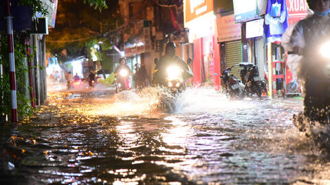 Mưa lớn khiến nhiều phố Hà Nội thành sông, nước cống dâng hòa lẫn nước mưa