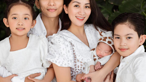 Khánh Thi khoe nhan sắc rạng rỡ bên chồng con, tiết lộ có những lúc mệt mỏi phải gồng mình